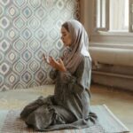 Ingin Dosa Zina dan Dosa Besarmu Diampuni Allah SWT? Baca Doa Ini Saat Sujud Terakhir!