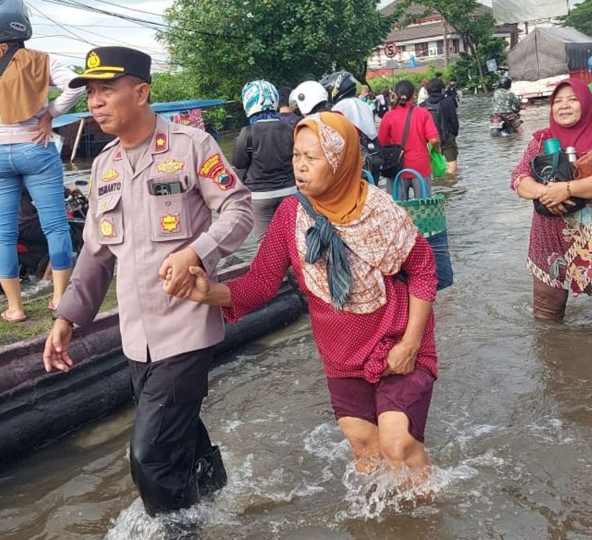 Dibalik Rob, Komitmen Dokter RSI Sultan Agung dan Santri Berkolaborasi Membangun dan Melayani Peradaban Kesehatan