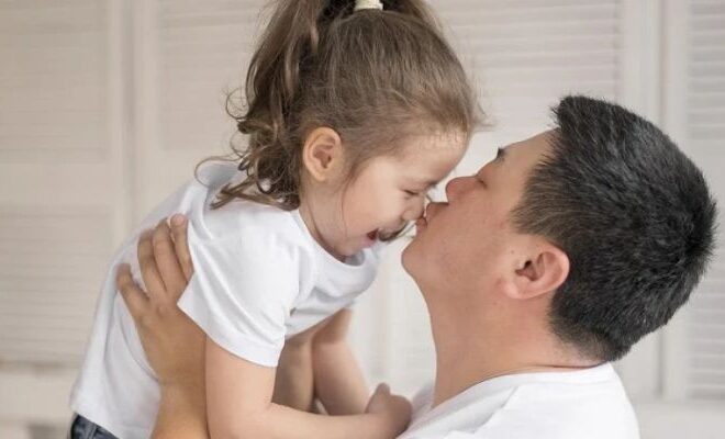 Heboh Pendakwah Cium Anak Kecil Non-Mahram: Bagaimana Hukum Islam Menilainya?