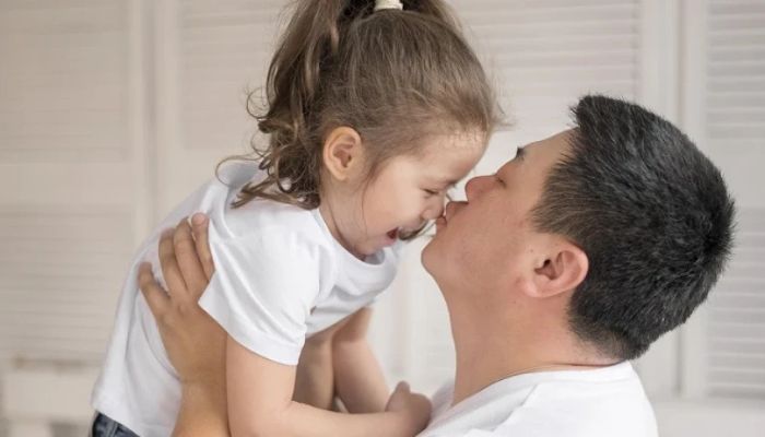 Heboh Pendakwah Cium Anak Kecil Non-Mahram: Bagaimana Hukum Islam Menilainya?