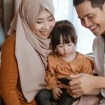 Bolehkah Lelaki Menyentuh Anak Perempuan? Ini Batasan Fikih yang Sering Diabaikan!