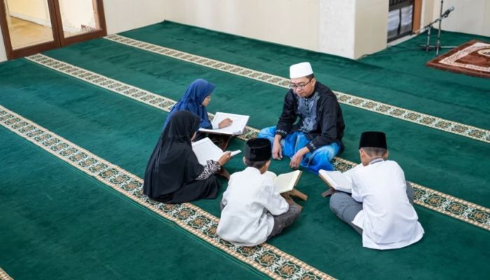 Hukum Mencium Tangan Guru Non-Mahram: Tradisi Pesantren yang Perlu Dikaji Ulang Menurut Fiqih
