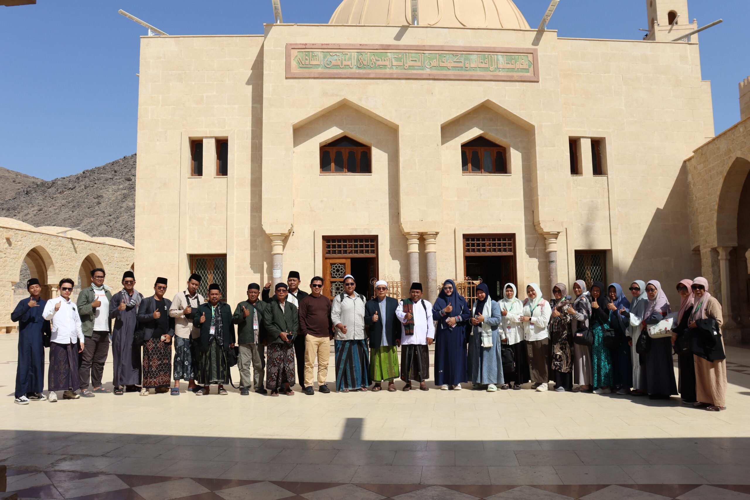 Kyai Fadlolan Bersama Keluarga PPFF Ziarahi Auliya’ Mesir