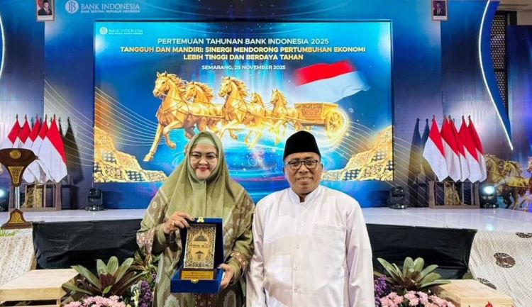 Duet Yai Fadlolan – Bu Nyai Fenty Memang Hebat! Bangun Kemandirian Ekonomi Berbasis Islami, PPFF Dianugerahi “Pesantren Pendukung Ekonomi Sirkular Terbaik 2025”