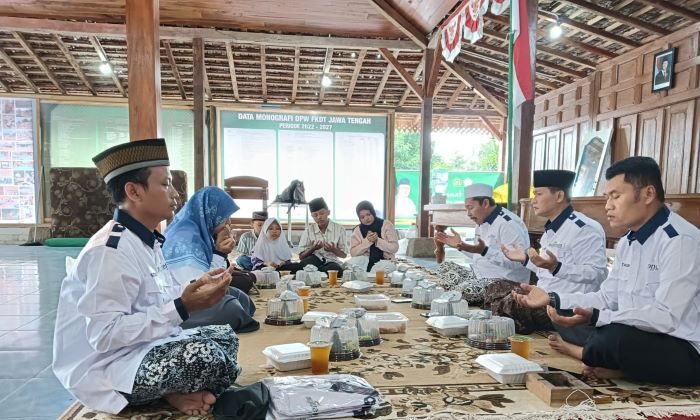 Tumpengan dan Doa Bersama, Wartawan, Pimred dan Penasihat nujateng.com di Nyatnyono Ungaran
