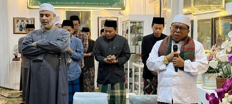 Pembacaan Maulid Burdah dalam Rangkaian Haul Akbar Masyayikh PPFF Digelar di Area Makam Ning Arina Sabiela