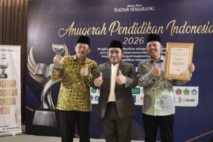 Dekan FAI Unissula, Dr. Agus Irfan, MPI menerima penghargaan Insan Pendidikan 2026