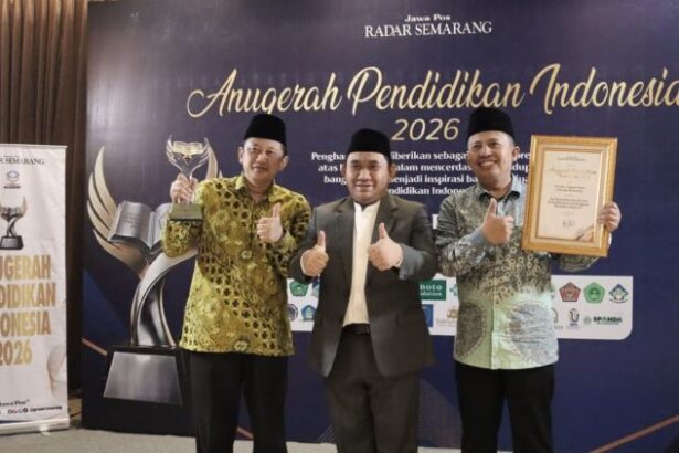 Dekan FAI Unissula, Dr. Agus Irfan, MPI menerima penghargaan Insan Pendidikan 2026