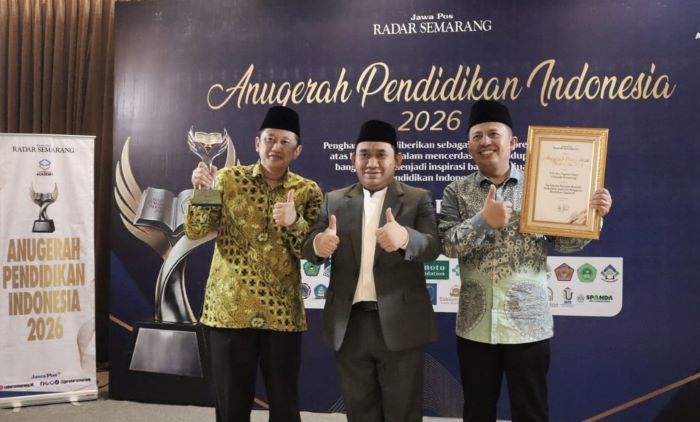 Dekan FAI Unissula, Dr. Agus Irfan, MPI menerima penghargaan Insan Pendidikan 2026
